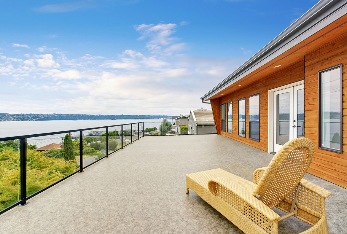 Glass Deck Railing on home over looking the water, Innovative Aluminum Systems
