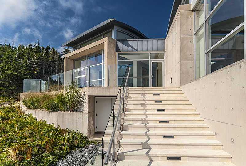 Glass Deck Railing on the front of a modern home, Innovative Aluminum Systems