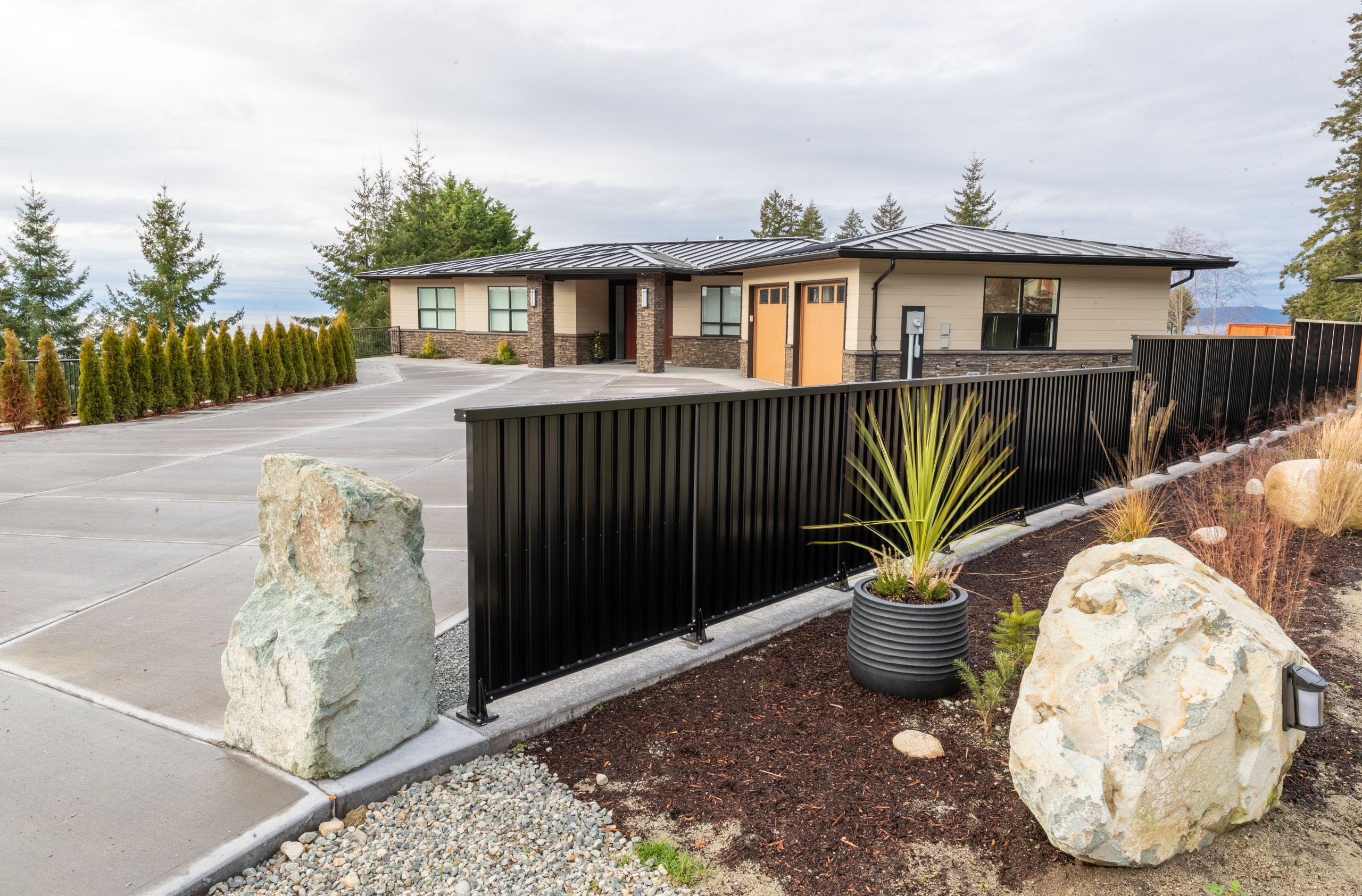 Aluminum deck railing meeting building code baluster spacing and height requirements on residential property